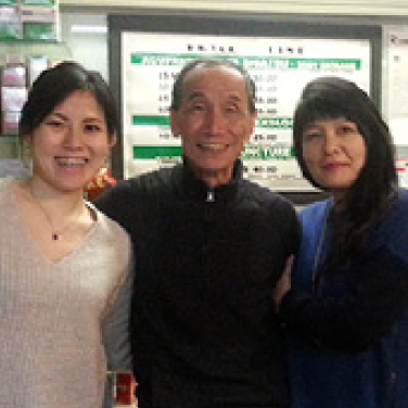 店のオーナーと一緒にチャイナタウンの漢方・鍼灸の分店です