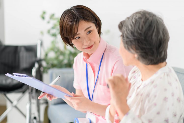 介護処遇改善手当とは? 介護業界で働く人が知っておきたい基礎知識を紹介 | MORE REJOB