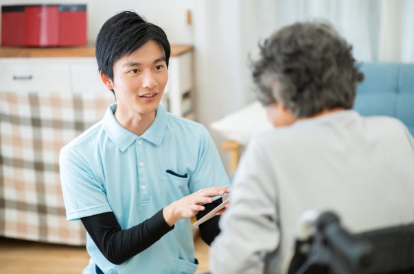 男性介護職員あるある？ 男性介護職員がモテる理由とは｜男性介護職員のメリットと将来性 More Rejob