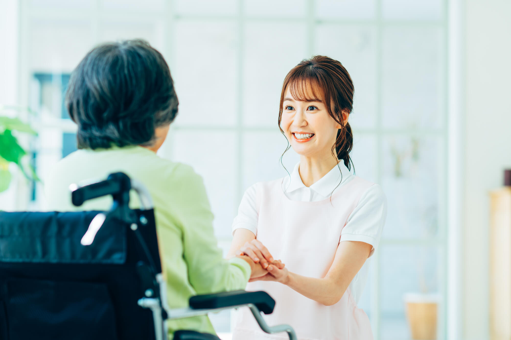 介護職員初任者研修とは？働ける場所はどんな施設？｜資格取得のメリットも紹介 | MORE REJOB