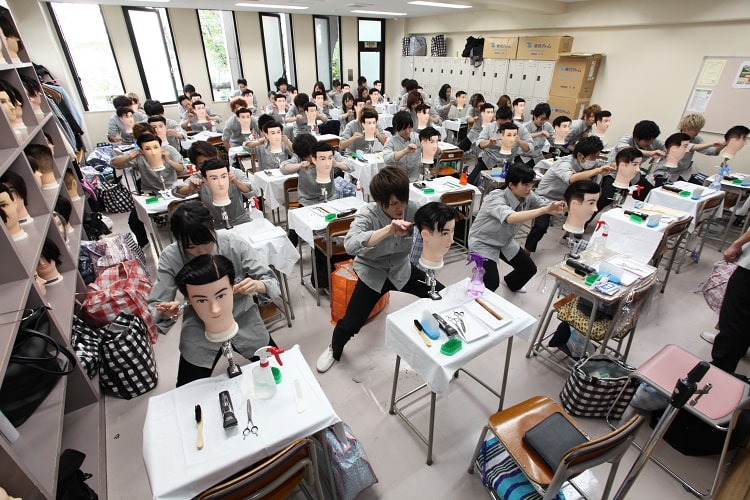 理容科ではカット技術を極める 埼玉県理容美容専門学校 モアリジョブ