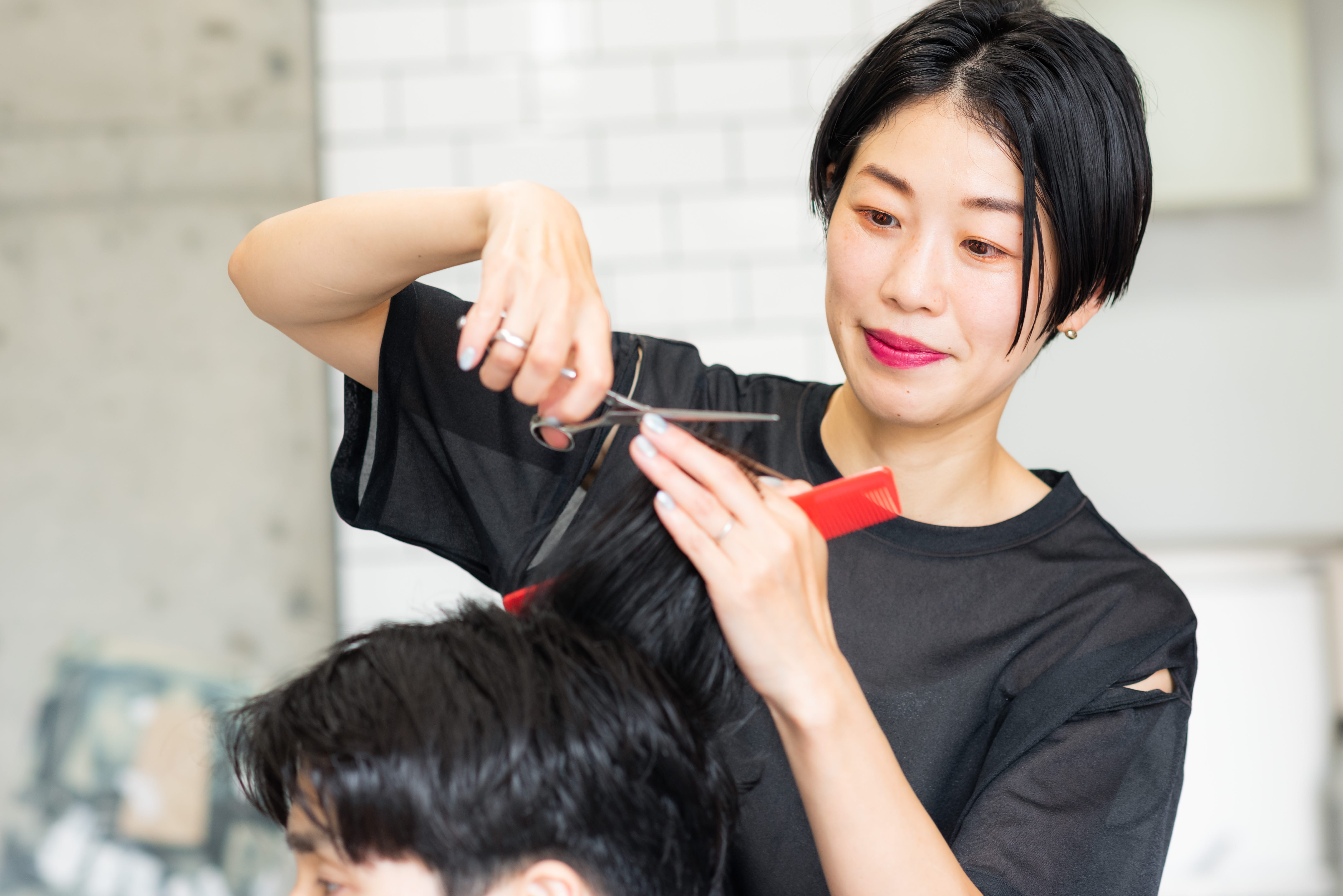 美容師のカット技術 Grico Tomomiさん流 スッキリかつ洒落感も漂う スリークセンターパート 1 モアリジョブ