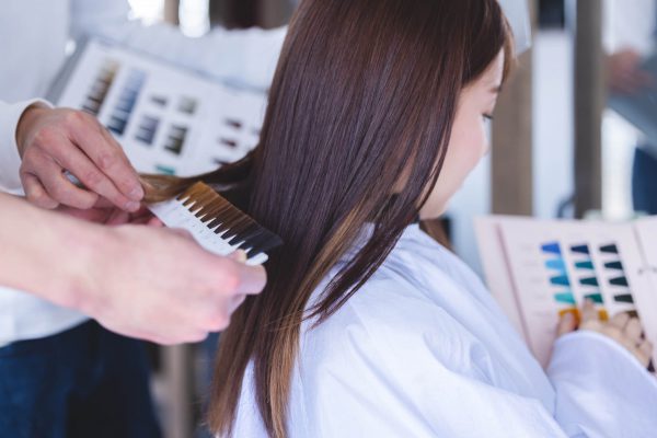 ヘアカラーリストとは？どんな仕事をするの？なり方や必要な資格を紹介