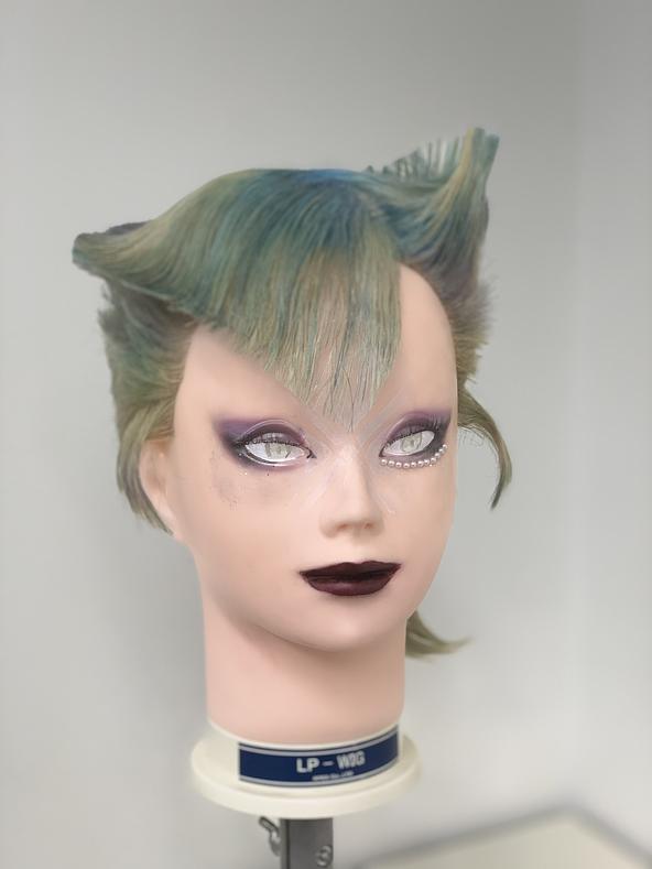 「美は武器、そして啓示。」