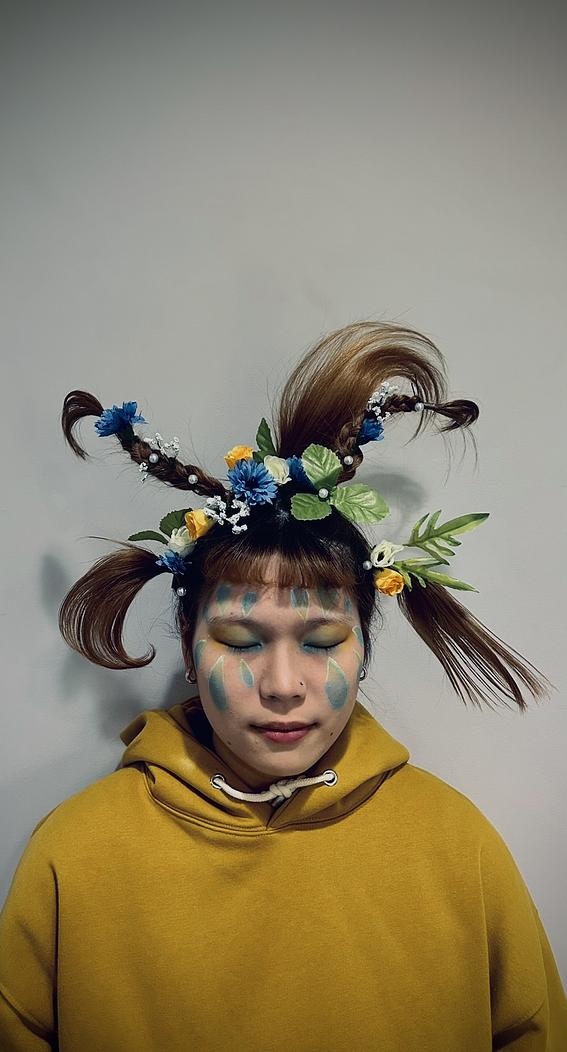 涙を抱く髪の花飾り