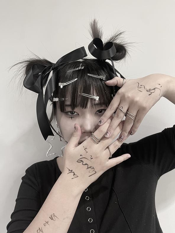 言えない気持ちの境界に立つ少女