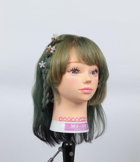 静かな森で目覚めた少女