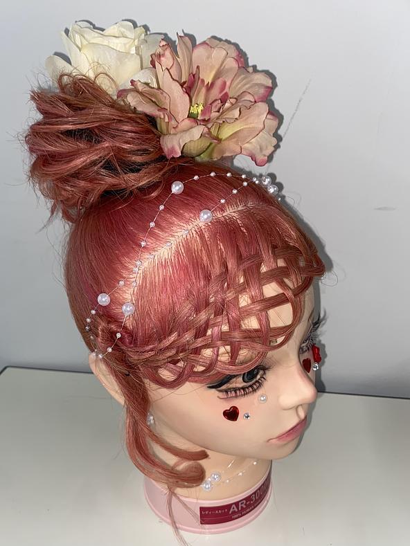 お花畑のアンティーク人形