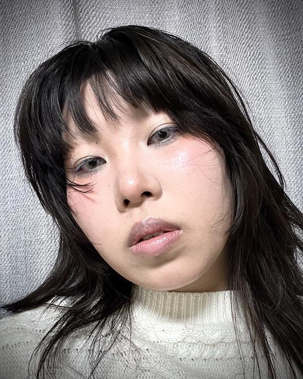 『音のない部屋で、感情だけが静かに凍る。』